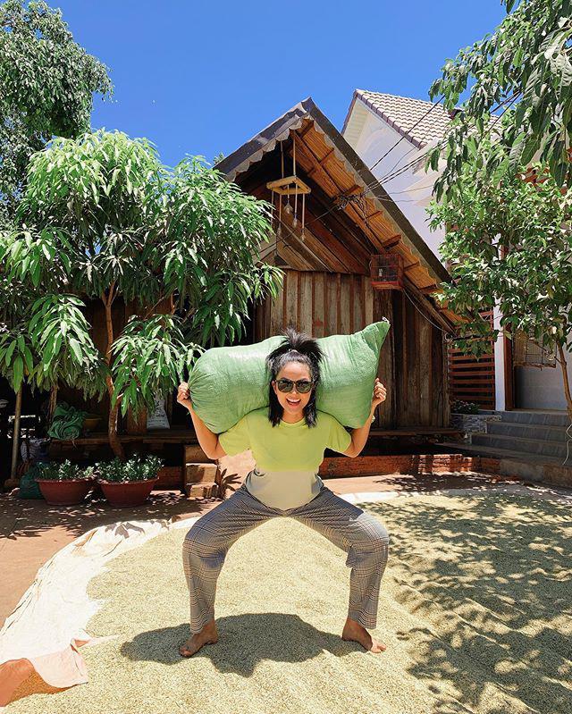 Hết lấy đá tảng làm tạ, HHen Niê tiếp tục vác bao lúa tập squat để eo thon, dáng gọn-6