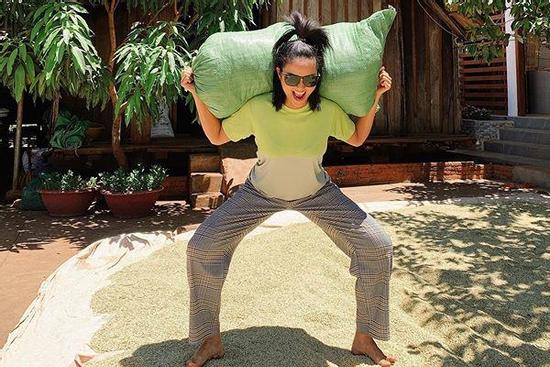 Hết lấy đá tảng làm tạ, H'Hen Niê tiếp tục vác bao lúa tập squat để eo thon, dáng gọn