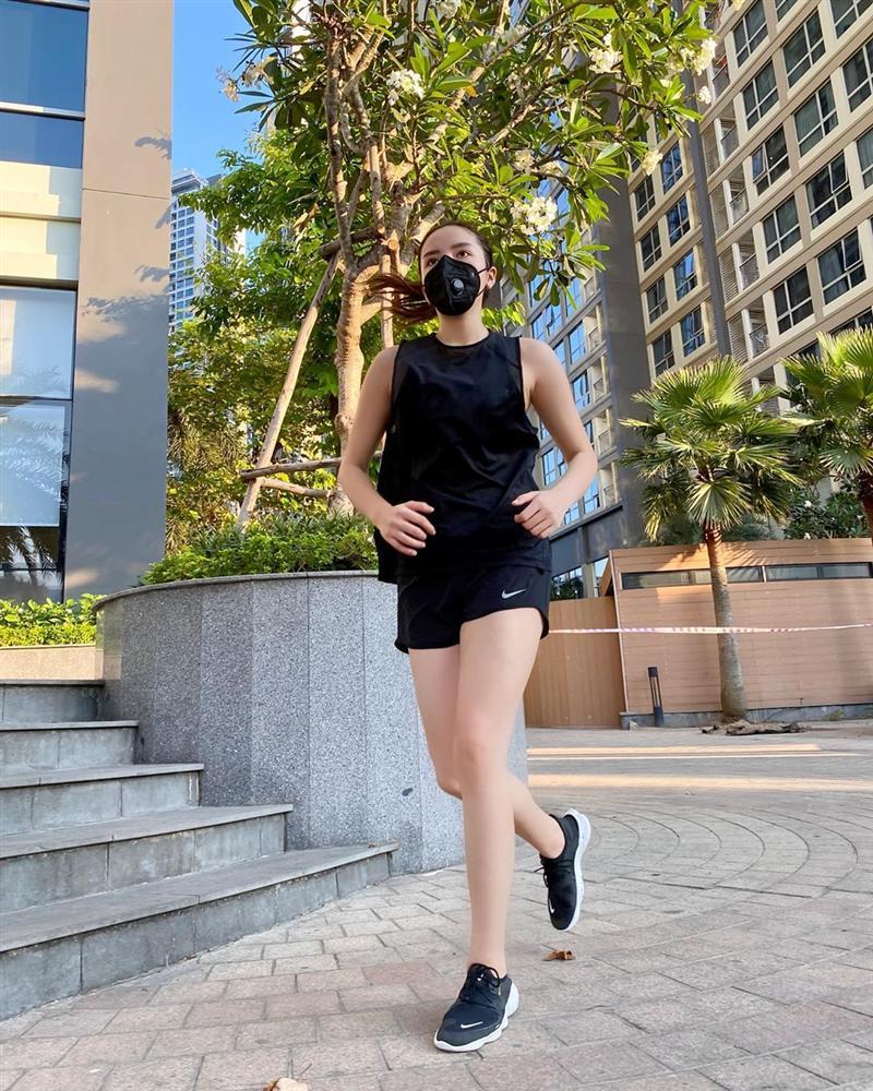 Cả loạt bài tập sáng tạo vô biên của sao Việt khi tránh dịch ở nhà, có người còn khoe cơ bụng số 11 thấy mà thèm-7