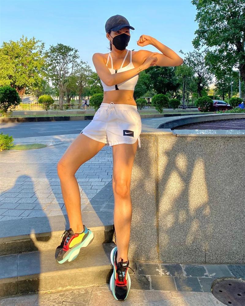 Cả loạt bài tập sáng tạo vô biên của sao Việt khi tránh dịch ở nhà, có người còn khoe cơ bụng số 11 thấy mà thèm-8