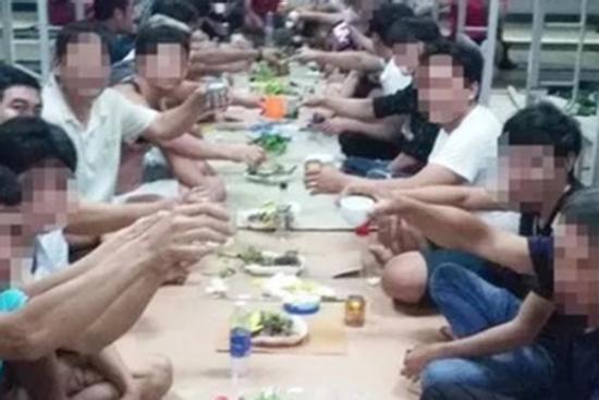 Nhóm người tụ tập ăn uống trong khu cách ly bị phạt 800.000 đồng