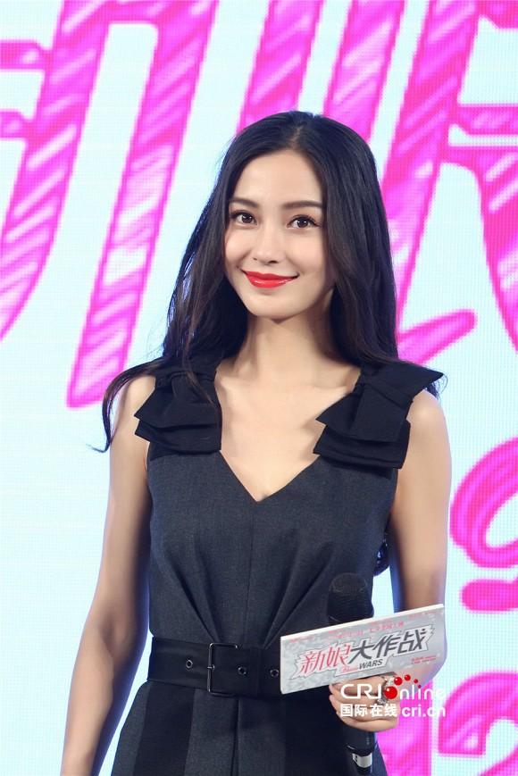 Đụng hàng với chị đẹp Son Ye Jin, Angelababy vẫn không ngán chút nào nhờ là lượt váy áo phẳng phiu-3