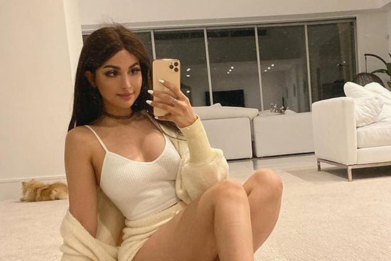 'Búp bê streamer' nổi tiếng mạng, chơi game từ năm 6 tuổi