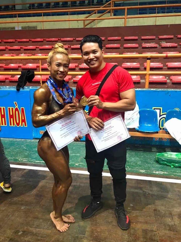 Đi tập gym vì bạn bè rủ quá nhiều, 9X lấy được chồng điển trai và cùng nhau cuỗm hết huy chương ở các giải đấu thể hình-6