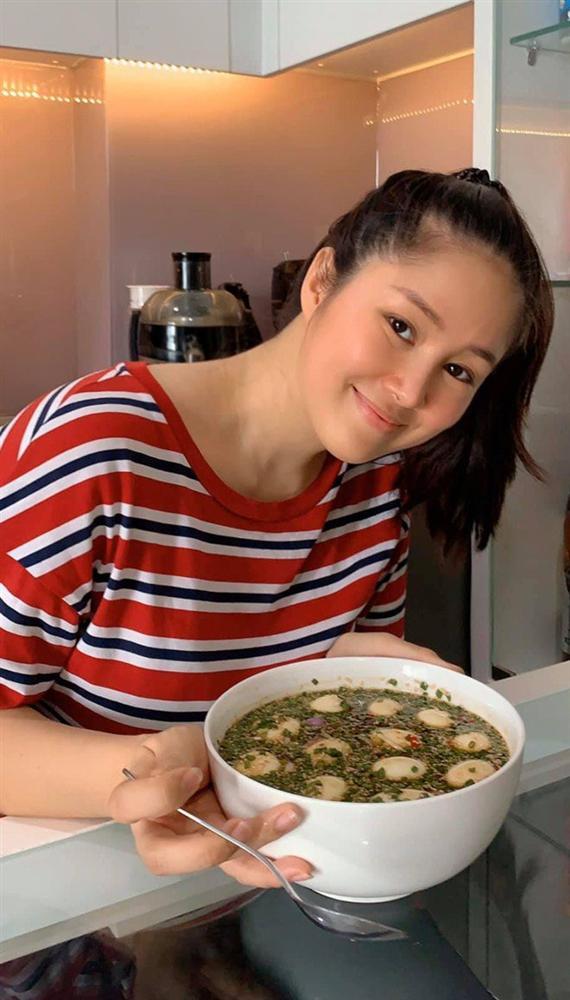 Chồng chăm con, Lê Phương đảm đang trổ tài làm món trứng lòng đào nước tương bất bại-2