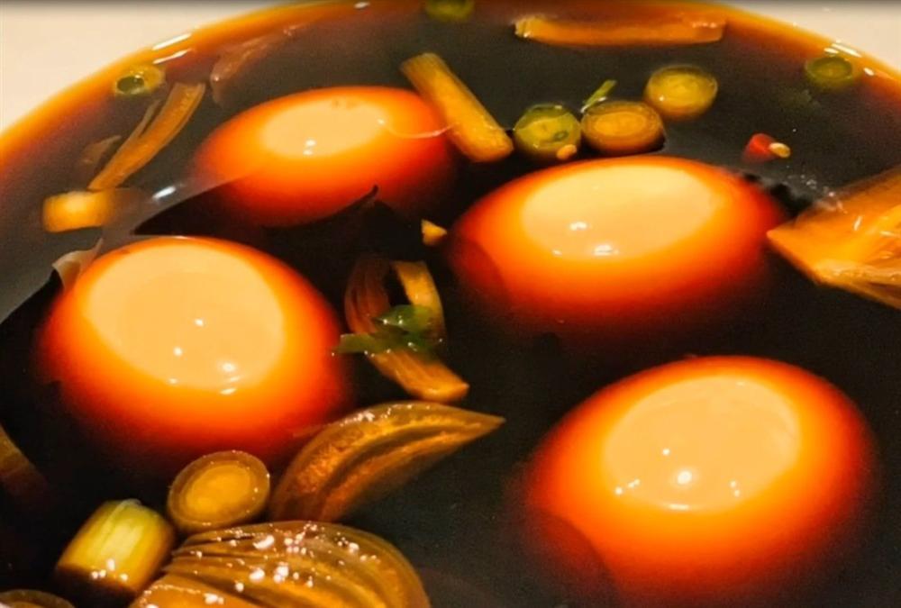 Chồng chăm con, Lê Phương đảm đang trổ tài làm món trứng lòng đào nước tương bất bại-9