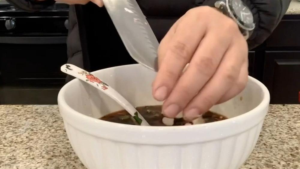 Chồng chăm con, Lê Phương đảm đang trổ tài làm món trứng lòng đào nước tương bất bại-13