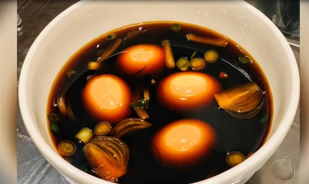 Chồng chăm con, Lê Phương đảm đang trổ tài làm món trứng lòng đào nước tương bất bại-14