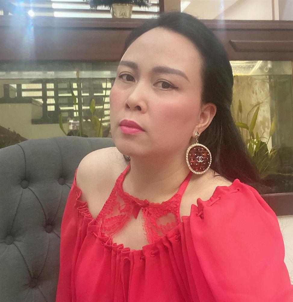 Ngược đời như Phượng Chanel: Đi sự kiện tác phong luộm thuộm, ở nhà cách ly lồng lộn lên đồ-4