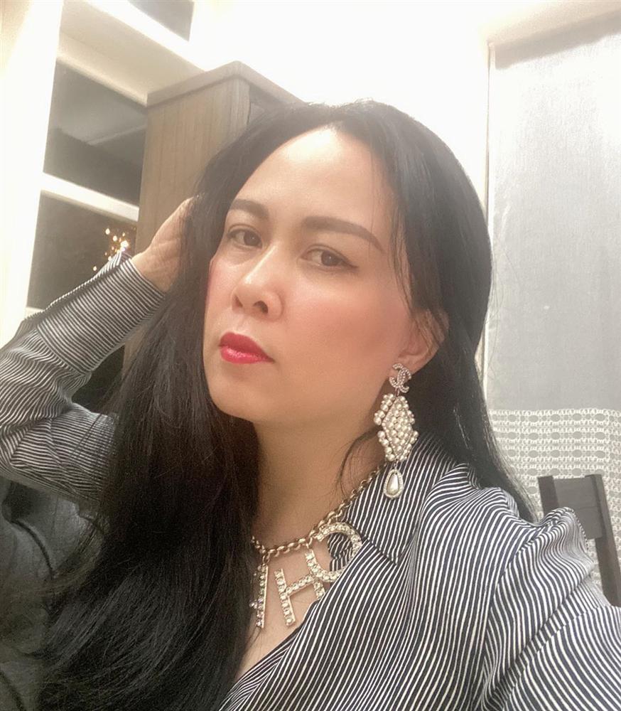 Ngược đời như Phượng Chanel: Đi sự kiện tác phong luộm thuộm, ở nhà cách ly lồng lộn lên đồ-3