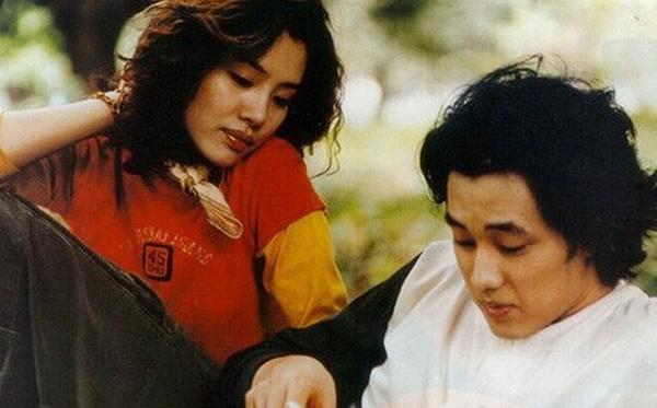 Đóng chung với Kim Hyun Joo phim “Giày thủy tinh” năm 2002. Cả hai nảy sinh tình cảm và bắt đầu hẹn hò. Được một thời gian, hai diễn viên quyết định chia tay với lý do lịch trình bận rộn không dành thời gian cho nhau. Dẫu đã thành đôi nhưng họ không thể đi chung con đường.