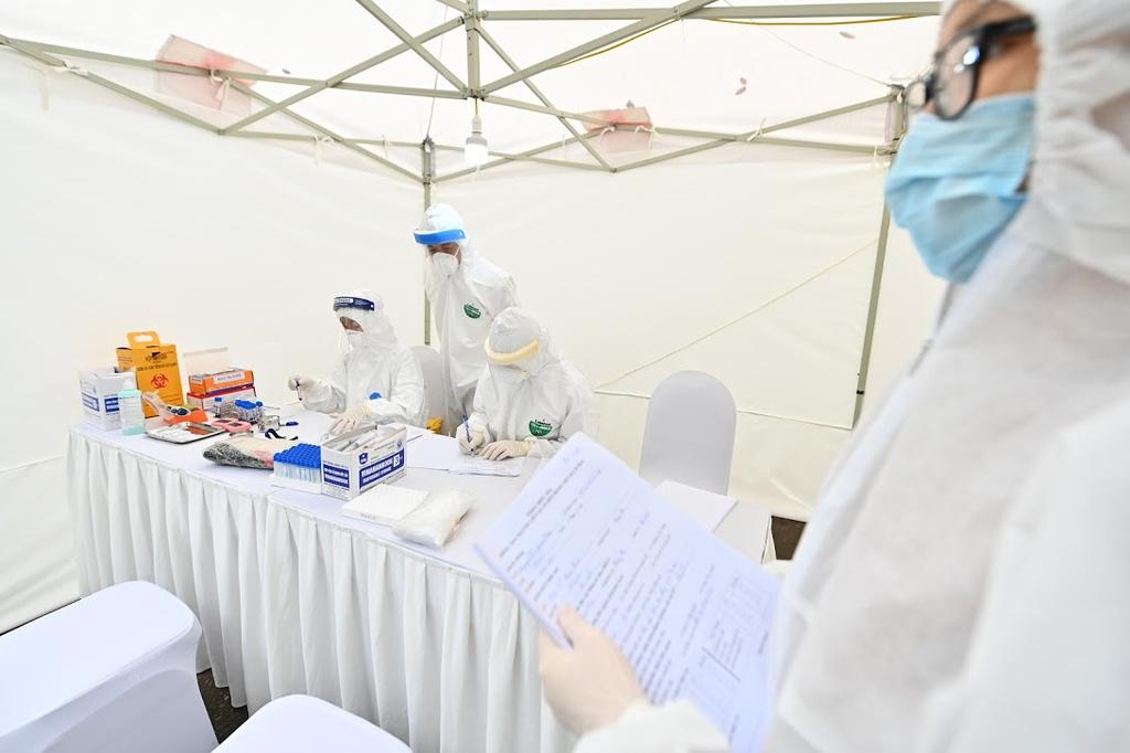 Hai quyết định chưa từng có tiền lệ trong một tháng chống Covid-19-2