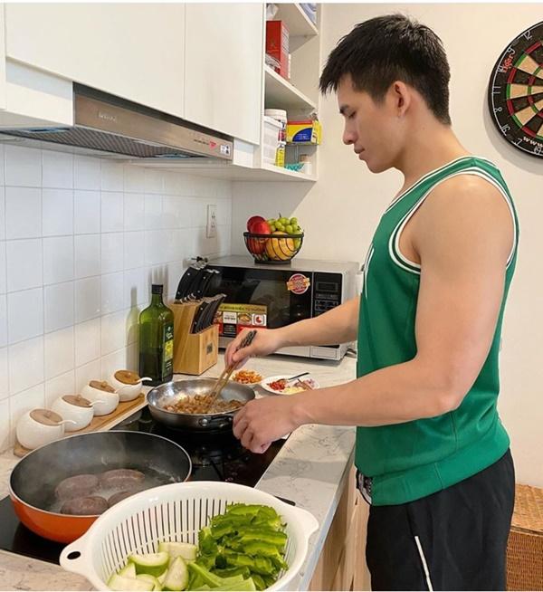 Quốc Thiên chăm chỉ vào bếp nấu ăn, tranh thủ khoe body vạm vỡ.