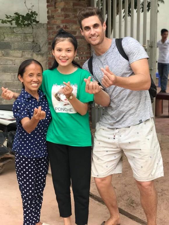 Bà Tân Vlog tập tành chơi Facebook, nhan sắc con gái út chiếm sóng của mẹ nhờ xinh đẹp-5