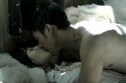 Xem lại cảnh nóng bị chỉ trích của So Ji Sub trên màn ảnh trước khi trở thành chồng người ta-9
