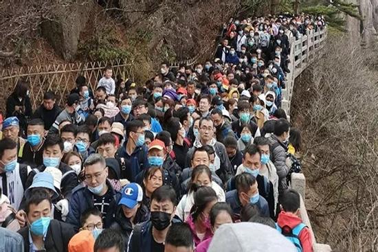 Vừa ngớt dịch, người Trung Quốc kéo nhau đi du lịch