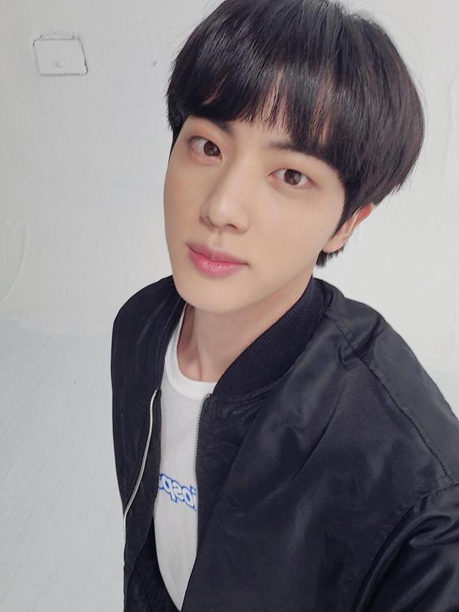 Fan thích thú, khen đẹp trai khi Jin (BTS) cắt tóc mái ngố-1