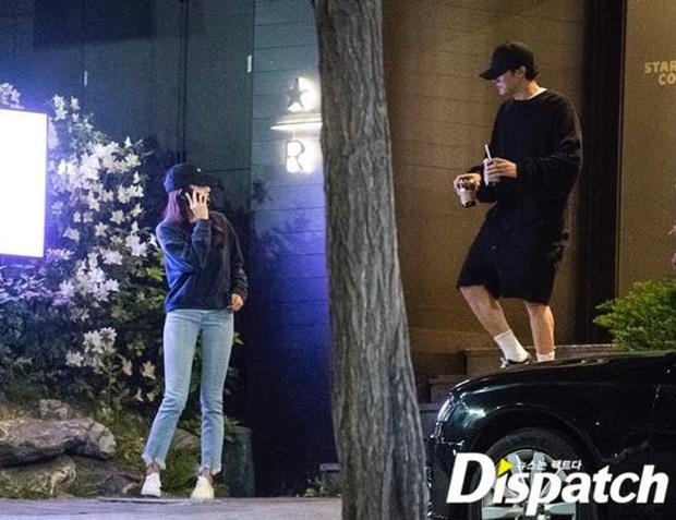 So Ji Sub và Jo Eun Jung bị bắt gặp hẹn hò từ tháng 5/2019. Trang chuyên săn tin Dispatch đã chụp được hình ảnh cặp đôi mua cafe, dạo phố một cách bình yên. Hình ảnh đẹp của hai nghệ sĩ khiến công chúng bất ngờ nhưng cũng nhanh chóng chúc mừng vì So Ji Sub đã độc thân nhiều năm.