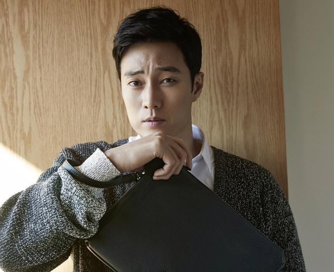 So Ji Sub là tài tử hàng đầu Hàn Quốc, nổi tiếng khắp châu Á. Anh luôn được coi là người đàn ông trong mơ của chị em với nhân cách tốt, cuộc không không scandal, tài sản giàu có, nhưng anh chỉ mới công khai hẹn hò một lần từ khi đóng Giày thủy tinh (2002).