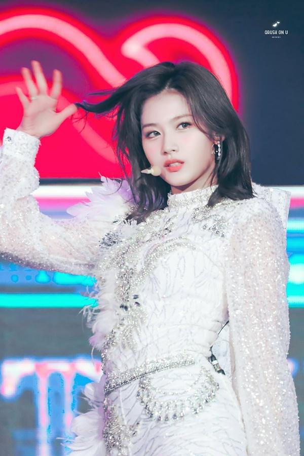 8 visual Kpop được ví Nữ thần sắc đẹp Freya tái sinh-12