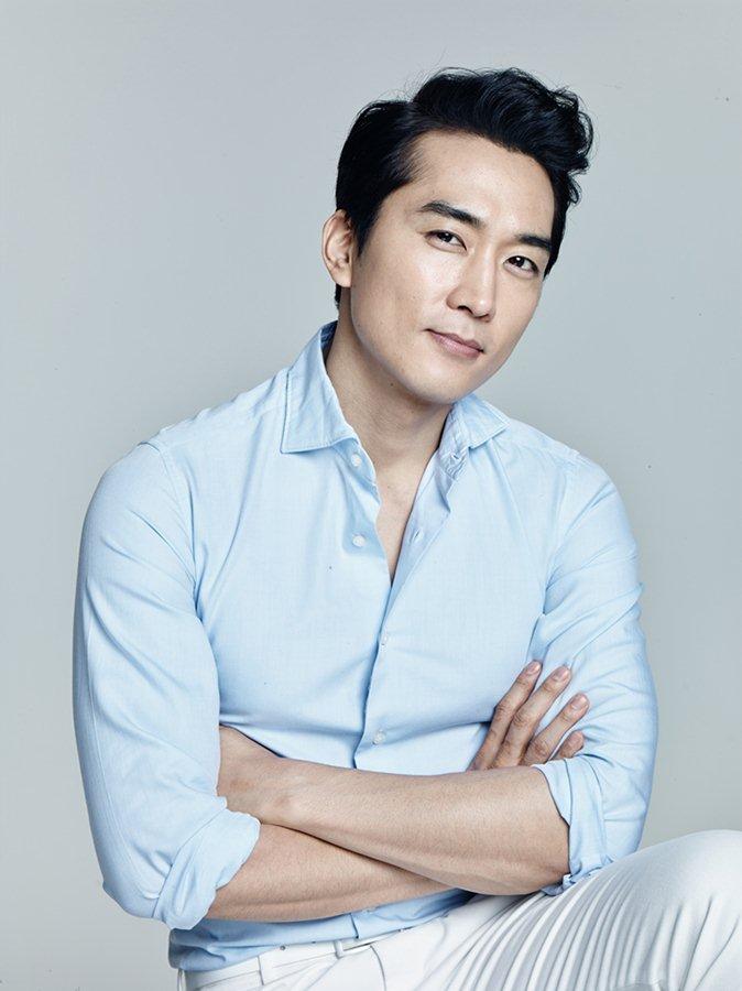 Song Seung Hun sinh năm 1976 và từng có quãng thời gian 3 năm hẹn hò cùng Lưu Diệc Phi trước khi cả hai đường ai nấy đi.