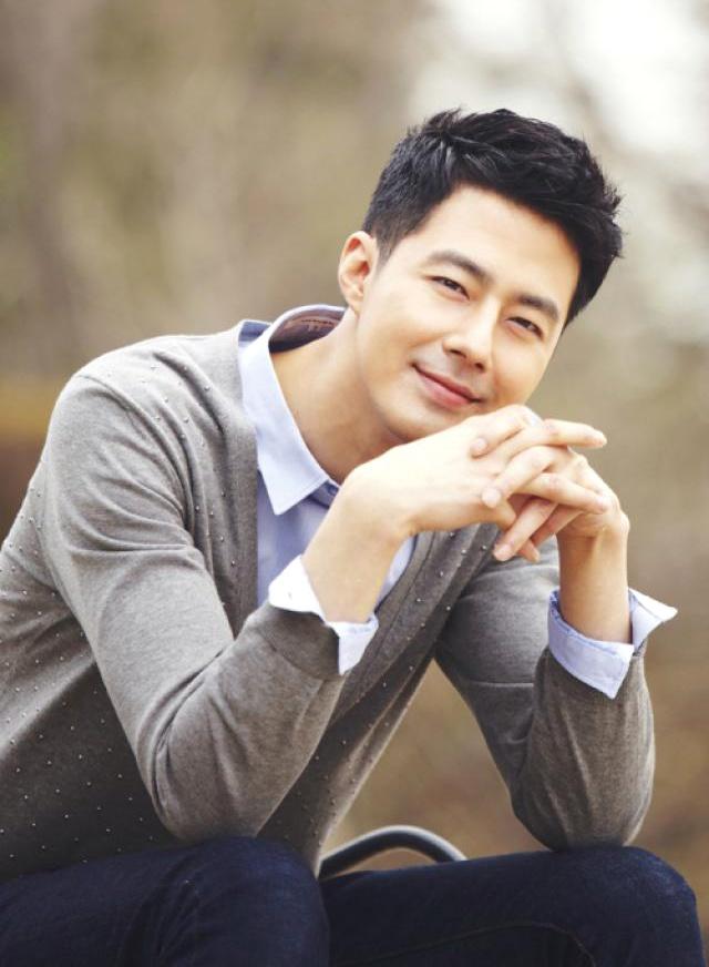 Sinh năm 1981, Jo In Sung từng công khai hẹn hò với diễn viên Kim Min Hee vào năm 2013. Ở thời điểm hiện tại, tài tử 39 tuổi bận rộn tụ tập bạn bè hơn là hẹn hò yêu đương.