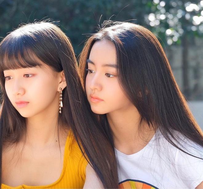 Cocomi (trái) và Koki là cặp chị em nổi tiếng tại Nhật Bản khi xuất thân trong gia đình có truyền thống nghệ thuật và đều có ngoại hình nổi bật. Cả 2 hiện là người mẫu, fashionista đình đám của làng mốt, từng xuất hiện ấn tượng trên trang bìa của những tạp chí hàng đầu như Vogue, Grazia, Marie Claire...