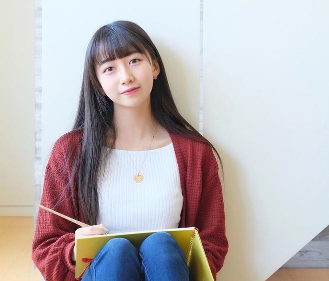 Cocomi (sinh năm 2001) bước chân vào làng giải trí muộn hơn em gái Koki 2 năm nhưng chỉ sau vài tháng, tên tuổi của cô cũng nhanh chóng phủ sóng khắp các tạp chí thời trang. Đầu năm nay, Cocomi là gương mặt trang bìa của Vogue Nhật Bản, đồng thời trở thành đại sứ thương hiệu của Dior tại xứ Phù Tang.