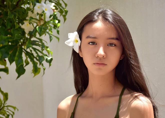 Koki (tên đầy đủ Mitsuki Kimura, sinh năm 2003) gia nhập làng giải trí sớm hơn chị gái. Năm 2018, cô gây ấn tượng khi lần đầu xuất hiện trên trang bìa tạp chí Elle Nhật Bản. Ngay sau đó, cô nhận được hàng loạt lời mời của các tạp chí và nhà mốt tên tuổi. Ở tuổi 17, Koki cho thấy nhan sắc ngày càng mặn mà và thần thái chuyên nghiệp của "con nhà nòi", có máu nghệ thuật.