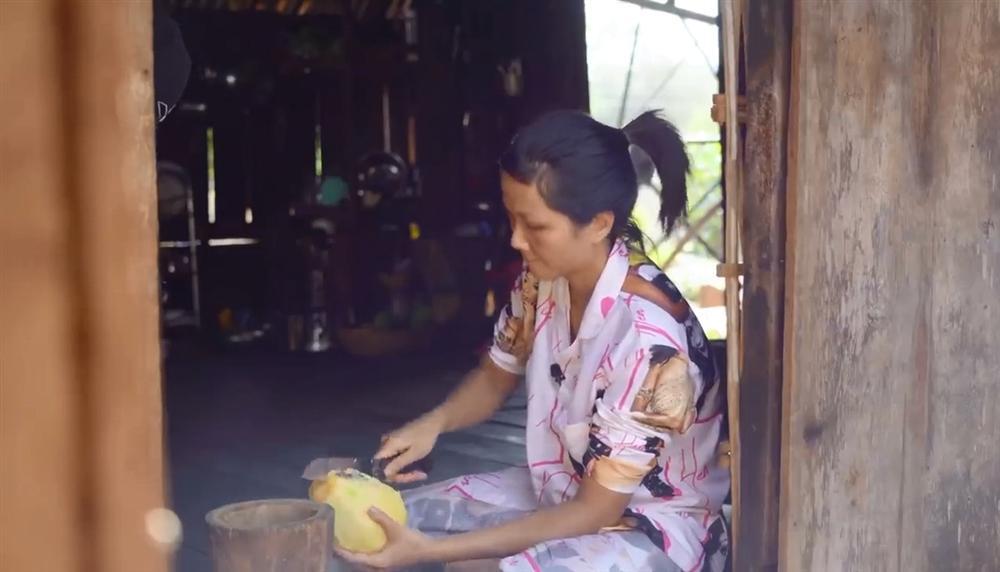 Khán giả quốc tế nói về cuộc sống của HHen Niê tại quê hương Đắk Lắk-8