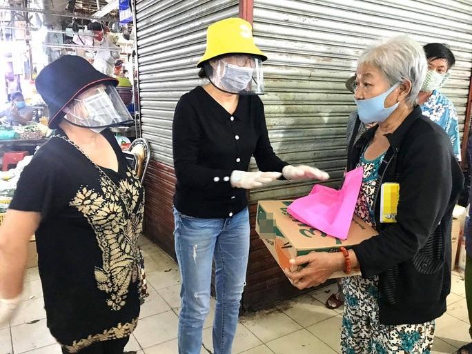 Diễn viên hài Phi Phụng bán sữa chua mưu sinh ở tuổi 56-3