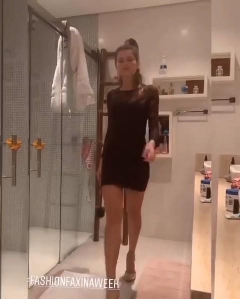 Cách ly tránh dịch, siêu mẫu xứ Samba ăn mặc gợi cảm để... lau dọn nhà-1