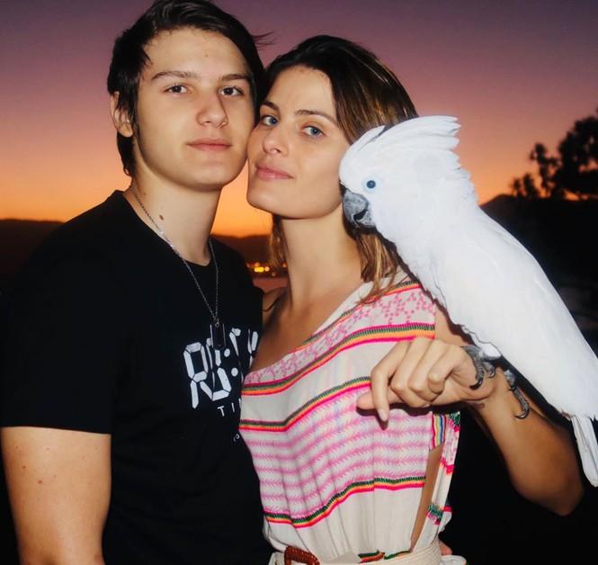 Cách ly tránh dịch, siêu mẫu xứ Samba ăn mặc gợi cảm để... lau dọn nhà-6