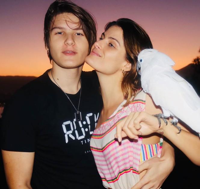 Cách ly tránh dịch, siêu mẫu xứ Samba ăn mặc gợi cảm để... lau dọn nhà-7