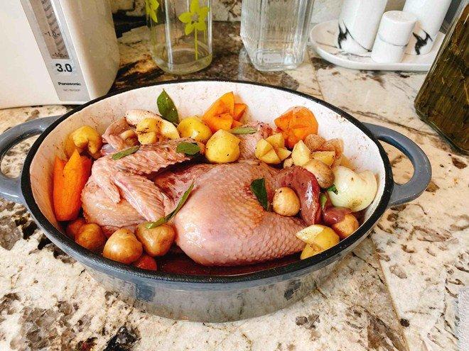 Đổi món mùa dịch, học ngay tuyệt chiêu món gà nghìn like của Thanh Thảo, vợ Đăng Khôi-11