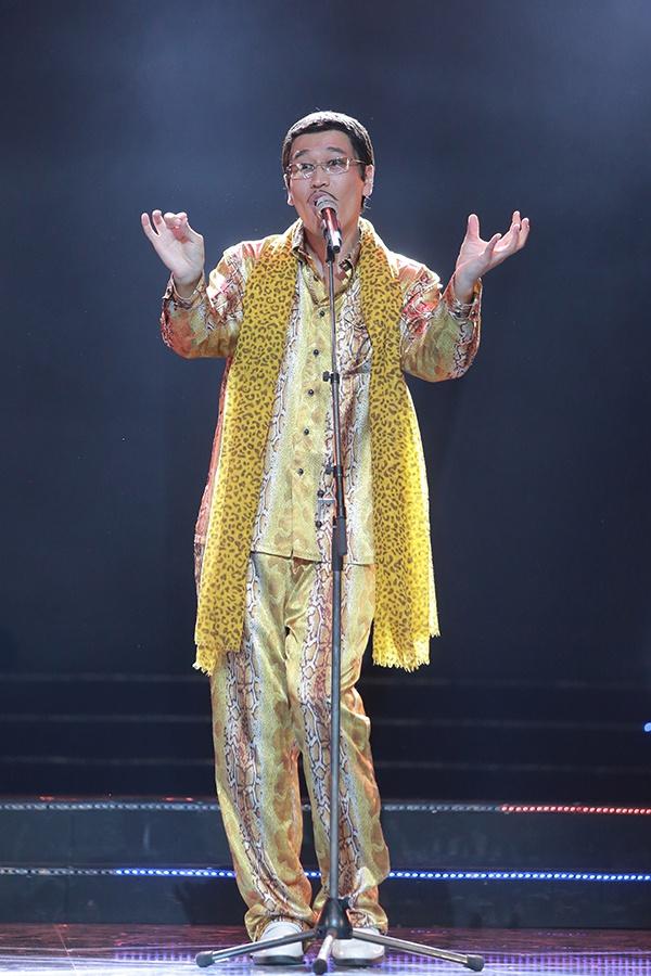 Hiện tượng Apple Pen đi đâu cũng mặc đồ và đeo khăn da báo-3