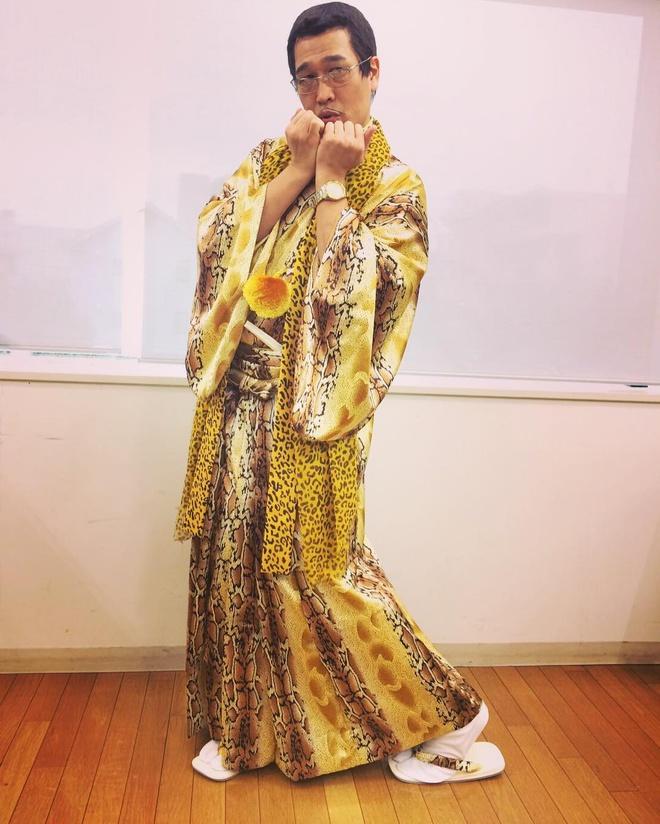 Hiện tượng Apple Pen đi đâu cũng mặc đồ và đeo khăn da báo-5