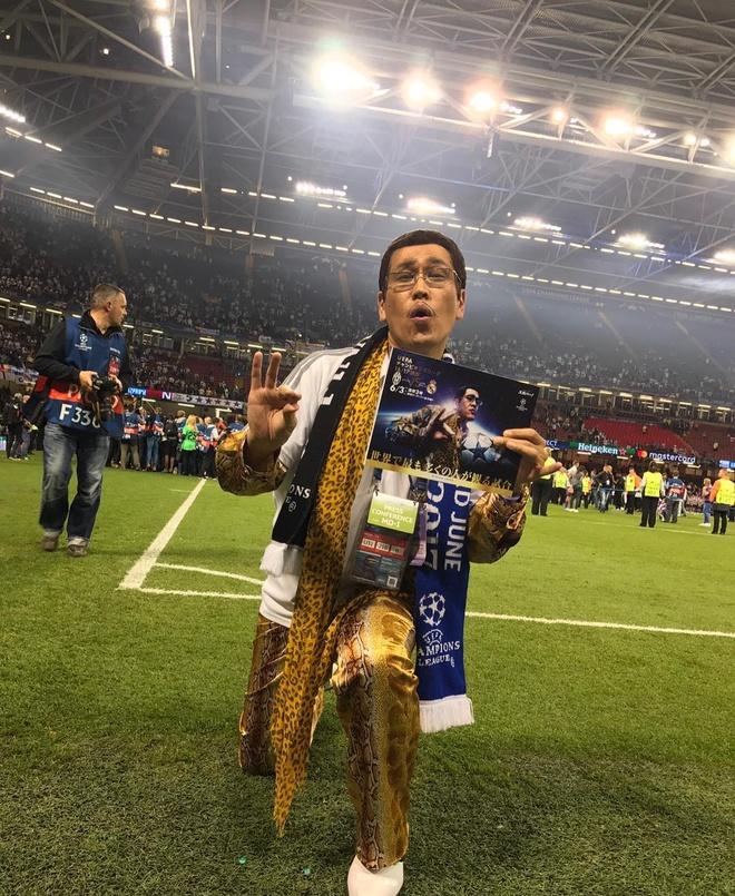 Hiện tượng Apple Pen đi đâu cũng mặc đồ và đeo khăn da báo-6