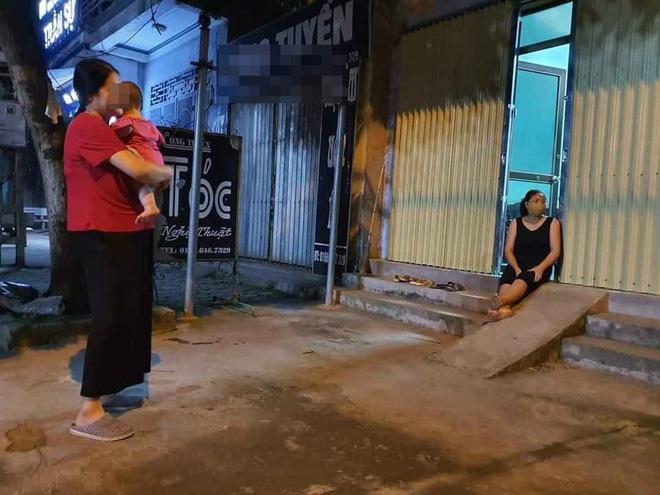 Bức ảnh các bà hàng xóm trong thời gian cách ly xã hội gây chú ý, nổi bật là vị trí mỗi người-3