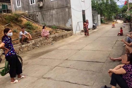 Bức ảnh 'các bà hàng xóm' trong thời gian cách ly xã hội gây chú ý, nổi bật là vị trí mỗi người