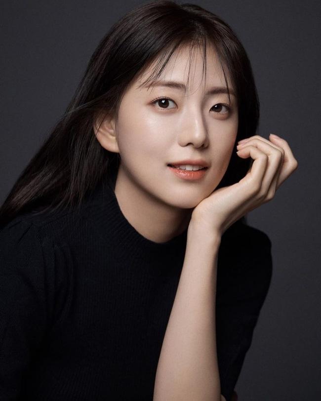 Trong khi Jisoo (BLACKPINK) bị YG ngó lơ thì chị gái lại sắp làm diễn viên, nhìn nhan sắc ai cũng ngỡ như Han Hyo Joo-4