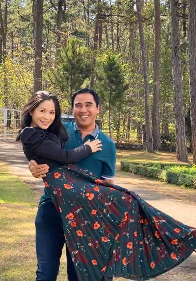 Quanh năm đi dép 20K, Quyền Linh lại chịu chi cho vợ tỏa sáng với BST hàng hiệu tiền tỷ-3