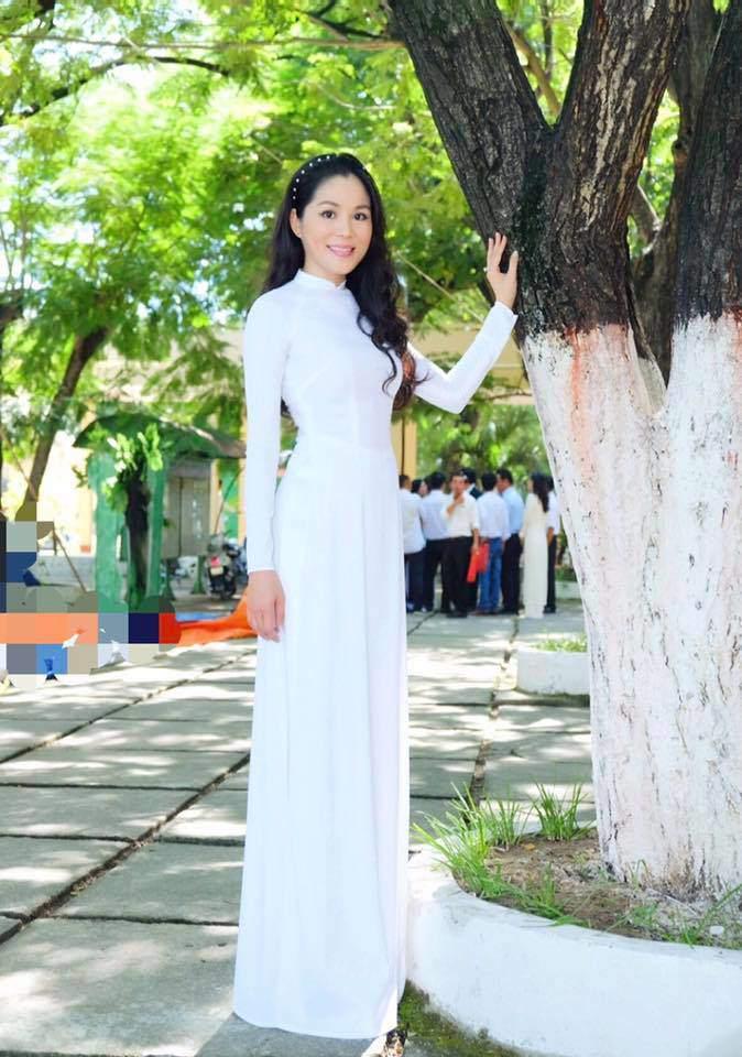 Quanh năm đi dép 20K, Quyền Linh lại chịu chi cho vợ tỏa sáng với BST hàng hiệu tiền tỷ-6