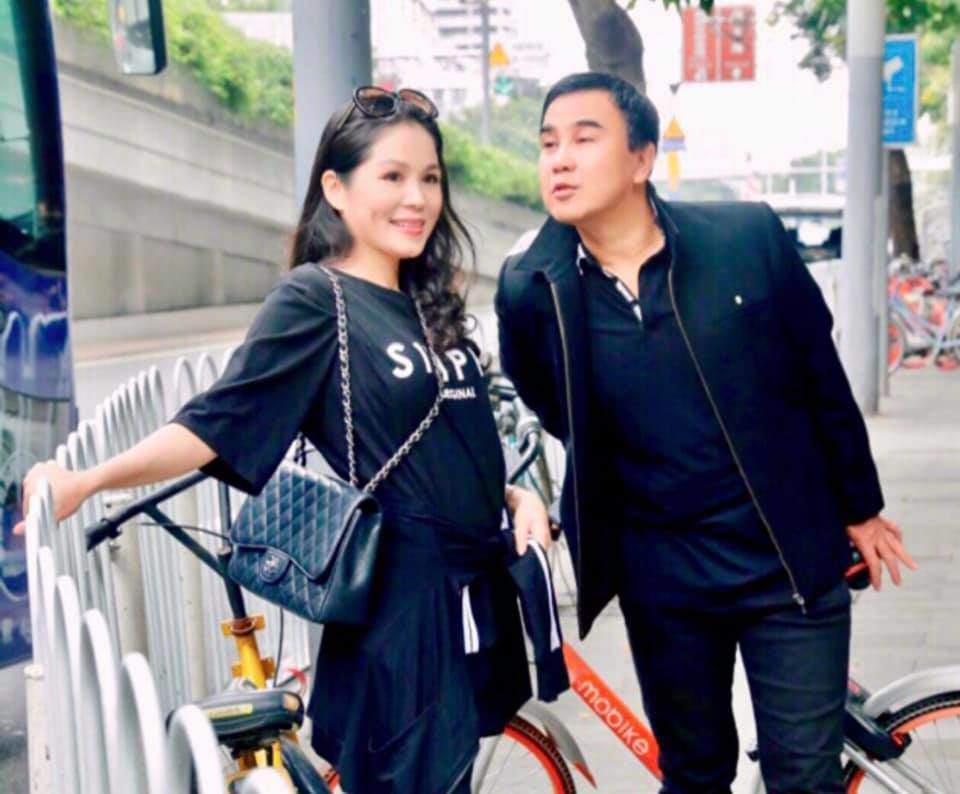 Quanh năm đi dép 20K, Quyền Linh lại chịu chi cho vợ tỏa sáng với BST hàng hiệu tiền tỷ-7