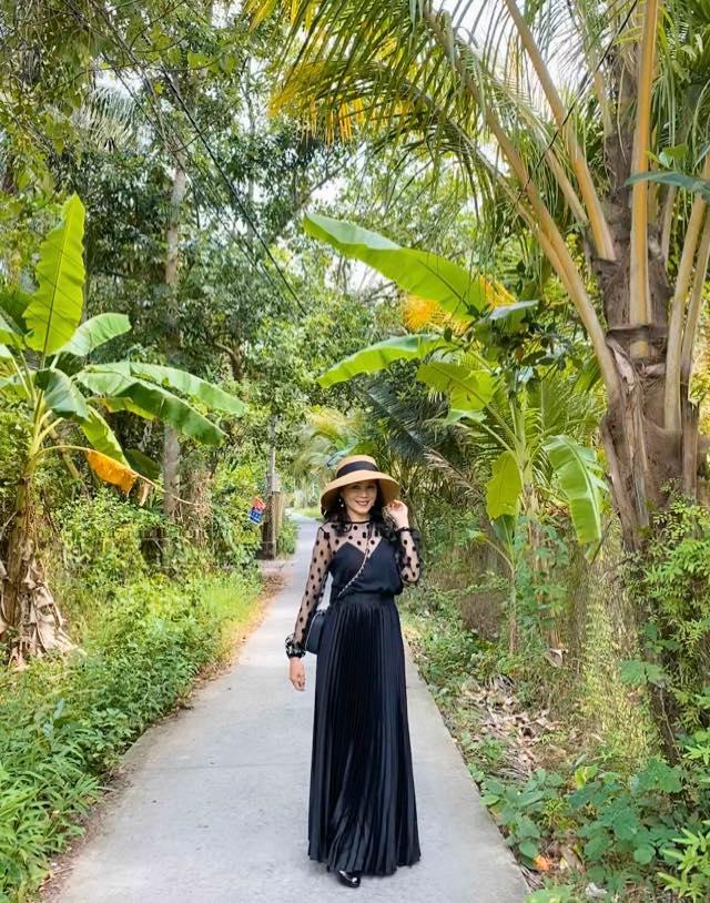 Quanh năm đi dép 20K, Quyền Linh lại chịu chi cho vợ tỏa sáng với BST hàng hiệu tiền tỷ-8