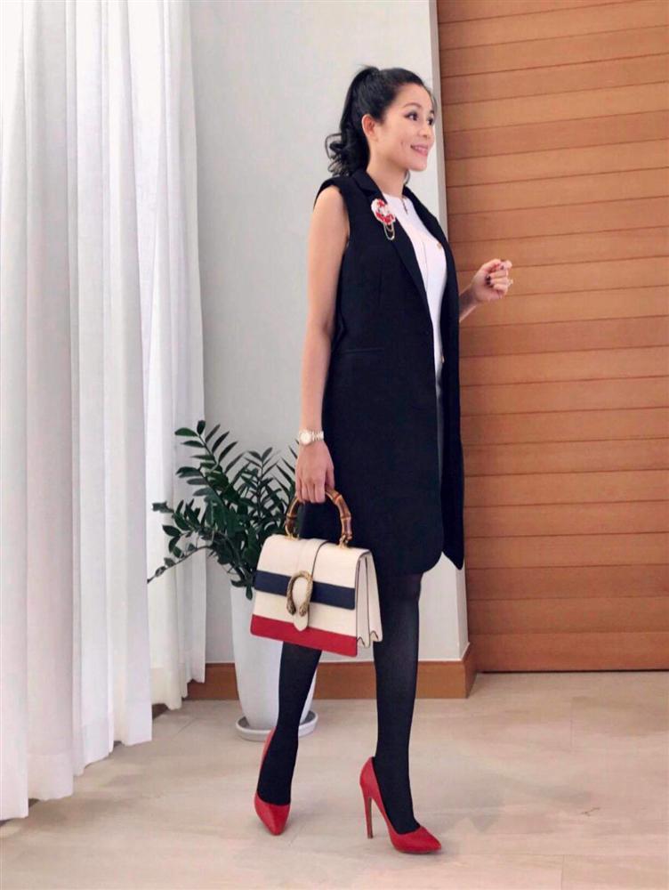 Quanh năm đi dép 20K, Quyền Linh lại chịu chi cho vợ tỏa sáng với BST hàng hiệu tiền tỷ-9