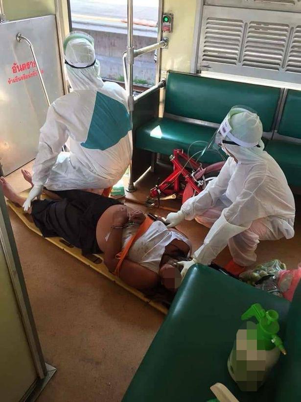 Người phụ nữ bị nghi nhiễm Covid-19 ngang nhiên đi lại nhổ nước bọt vào hành khách trên tàu-2