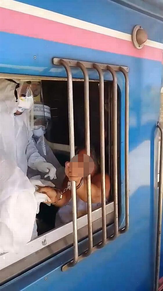 Người phụ nữ bị nghi nhiễm Covid-19 ngang nhiên đi lại nhổ nước bọt vào hành khách trên tàu-3