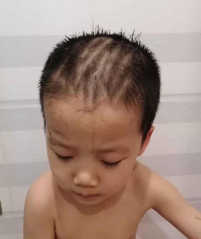 Ở nhà tránh dịch, mẹ đánh liều cạo tóc cho con trai, sản phẩm khiến cu cậu cười như mếu-1