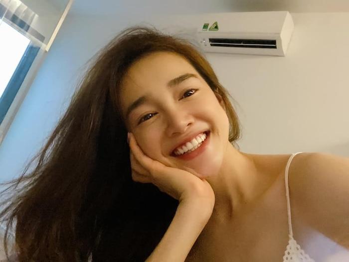 Nhã Phương khoe nhan sắc gợi cảm dù mất ngủ: Fan trầm trồ Đúng là trông mòn mắt-2